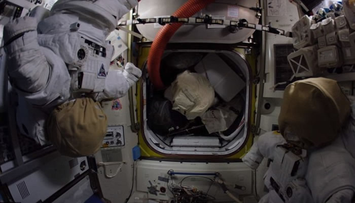 美国太空总署(NASA)公开用鱼眼镜头拍摄的国际空间站超高清视频