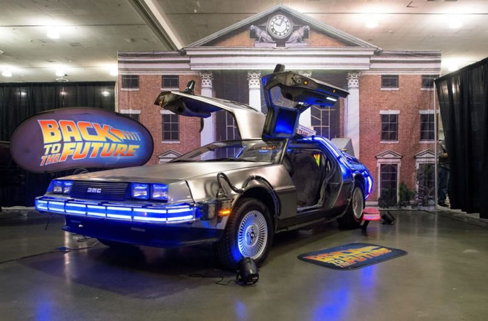 时间旅行是许多电影的主题,包括《回到未来》。美国矽谷漫画博览会上展出了这部电影的时光机复刻版:一辆DeLorean跑车。 PHOTOGRAPH BY JOSH