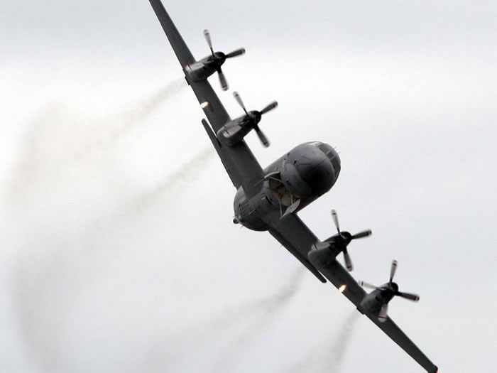 加拿大军方派出巡逻机,利用声纳等装备对该地进行探测