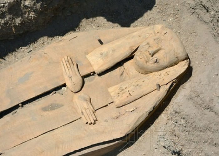 日本考古团队在埃及出土平民棺木 女性木乃伊助揭古代葬礼文化