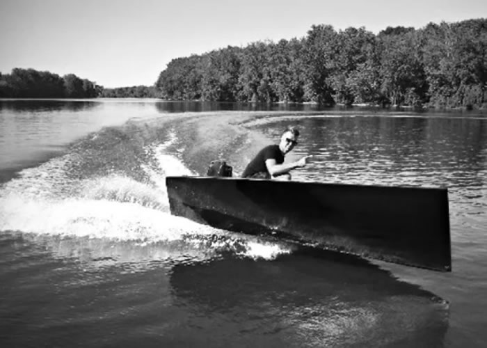 等腰三角形快艇可在水上航行。