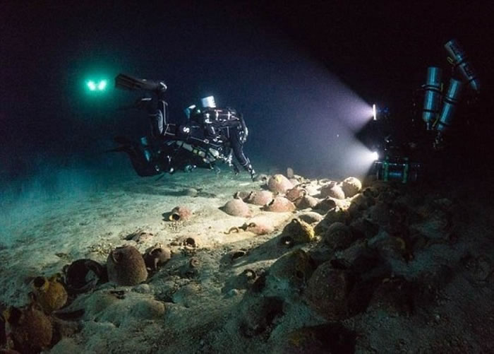 潜水员用手持摄影机拍摄。