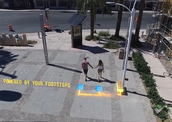 广场地面经过特别设计,将路人步行产生的动能转化为电能。