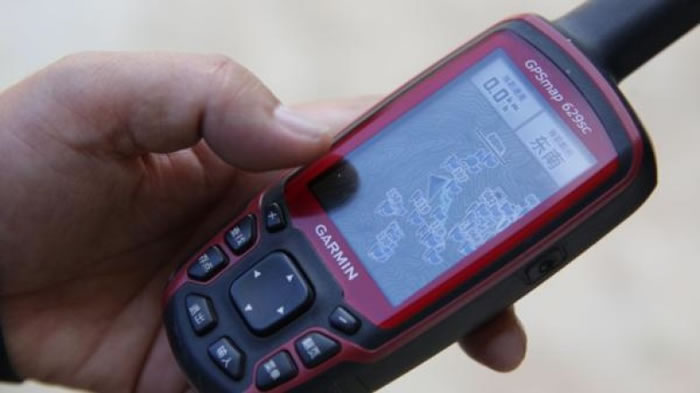 简体平用GPS寻找松露。