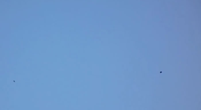 英国利物浦上空现疑似UFO,半空悬浮似气球