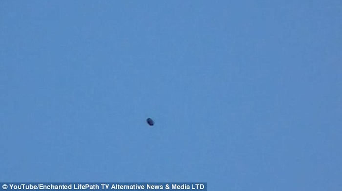英国利物浦上空现疑似UFO,半空悬浮似气球