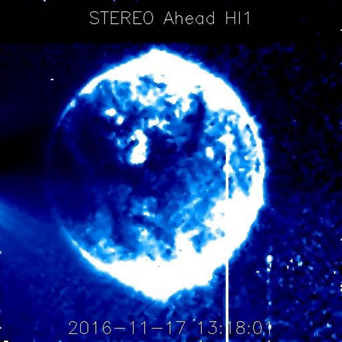 约翰逊上传的多张截图之一,称可以看到蓝色光球飞过。