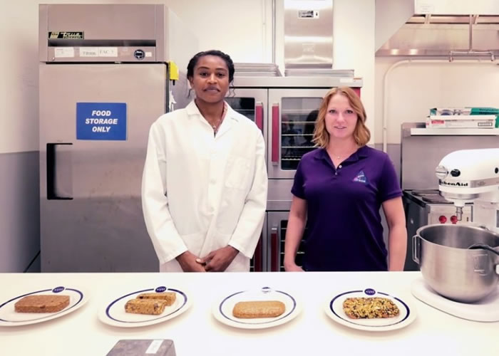 沃斯(右)是猎户座太空船的卫生和医疗部门负责人。