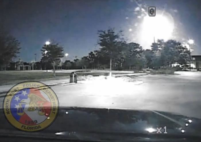 警车行车纪录仪拍摄到流星解体爆破的一刻。