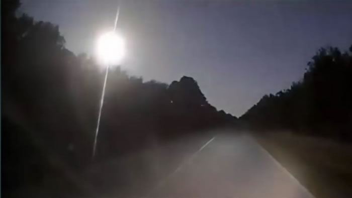 流星划破夜空,并爆出白色闪光和巨响。