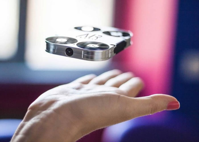 迷你航拍机体积细小。