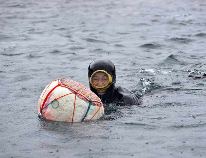 联合国教科文组织正式将韩国济州海女文化列入人类非物质文化遗产