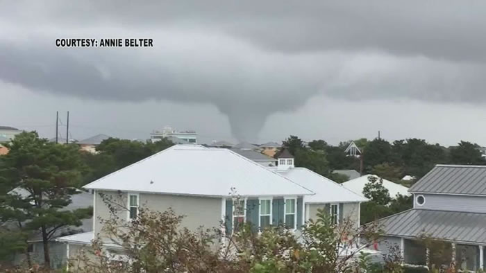 美国佛罗里达州对开海岸接连出现两个水龙卷