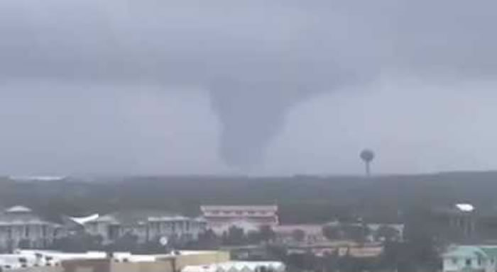 美国佛罗里达州对开海岸接连出现两个水龙卷