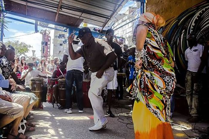 “伦巴”是古巴的独特文化。