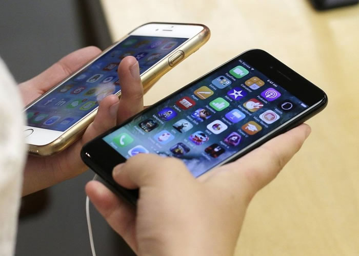 iPhone 7(右)和iPhone 6(左)之后的iPhone 8,可能有可弯曲屏幕。