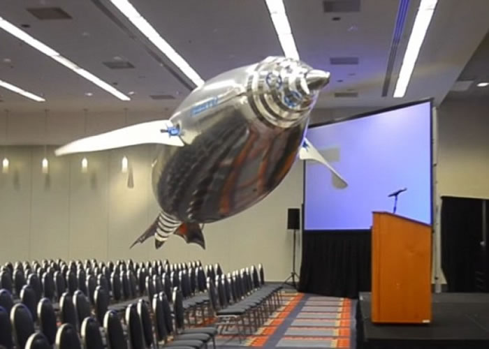 机器企鹅于空中“畅泳”。