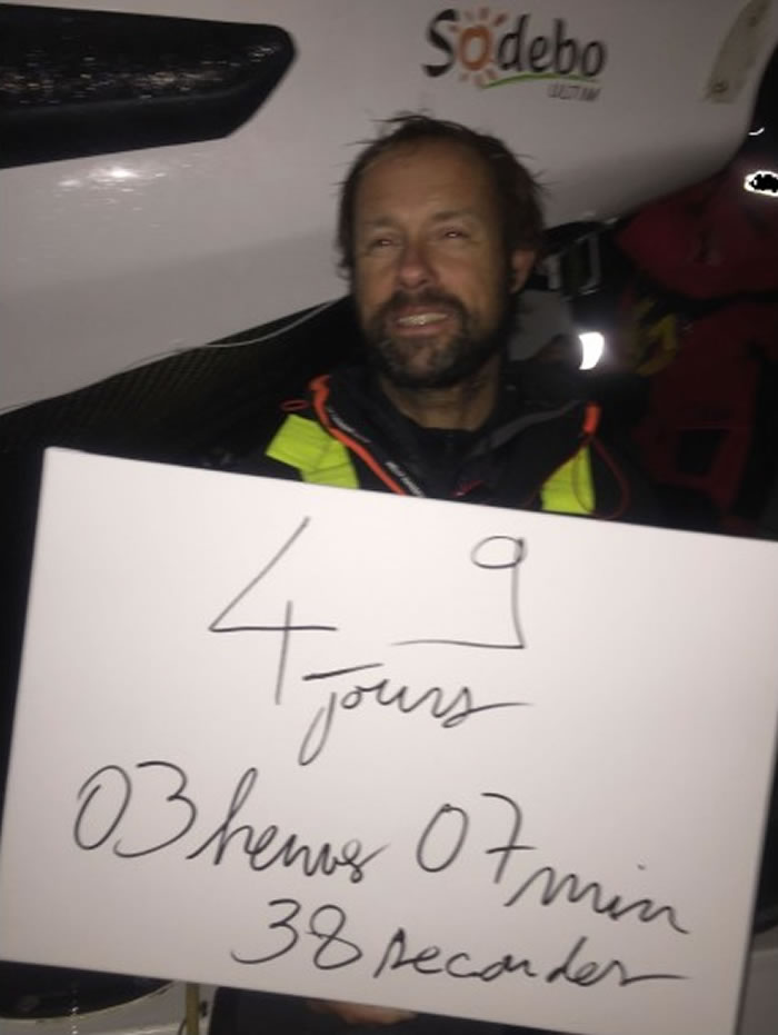 科维尔打破单人不停站环球航行的世界纪录。