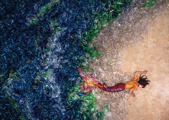 美人鱼被迫游上陆地。