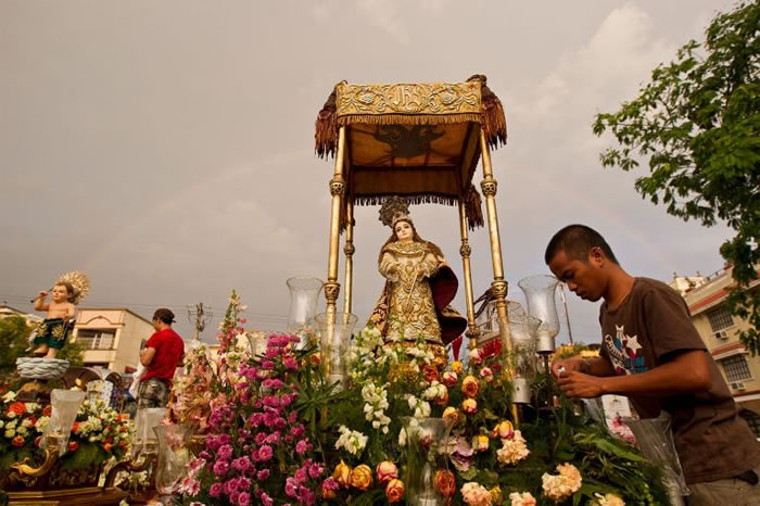 菲律宾马洛洛思(Malolos),一座由象牙制成的神像正准备进行绕境活动。 PHOTOGRAPH BY BRENT STIRTON, GETTY IMAGES/