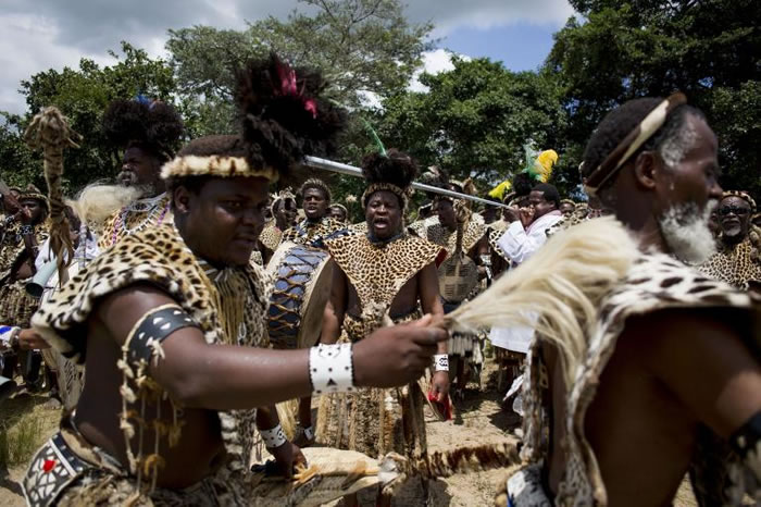 信众在宗教庆典时穿着代表荣耀和忠诚的豹皮。基于豹数量的减少,许多人已经转为使用人造豹皮来替代。 PHOTOGRAOH BY ALEXANDER JOE, AFP