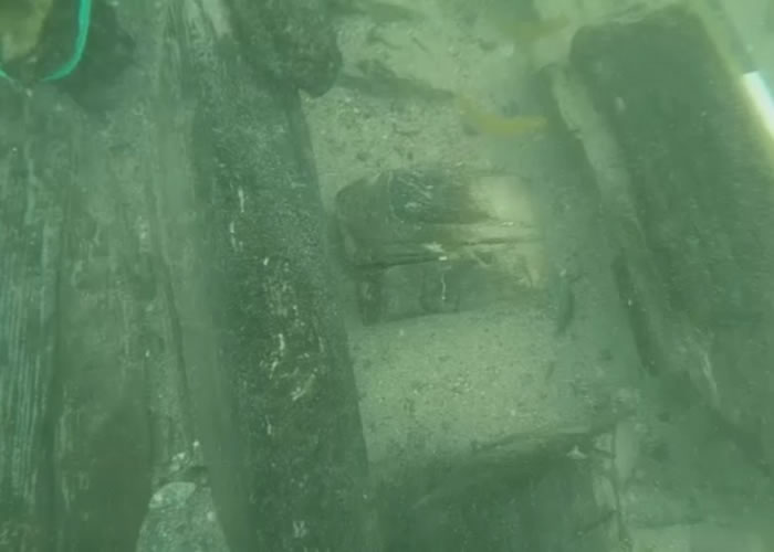 其中一艘沉船或为英国海军舰艇。