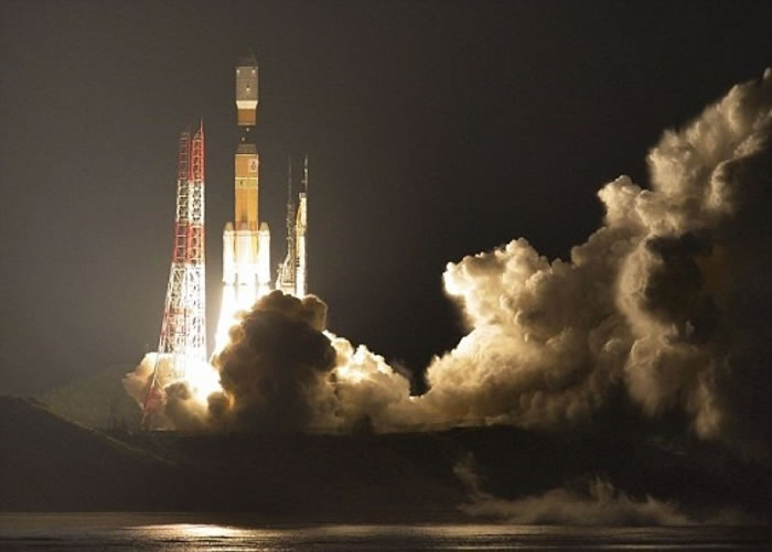 种子岛宇宙中心利用H2B火箭,发射“鹳”号无人货运飞船。