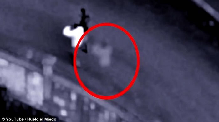 “幽灵”一直紧随男子未有离开。