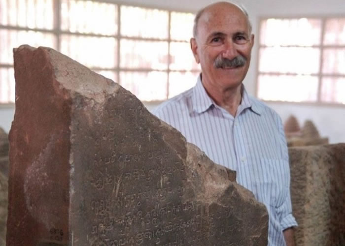 奥采尔与石刻合照。