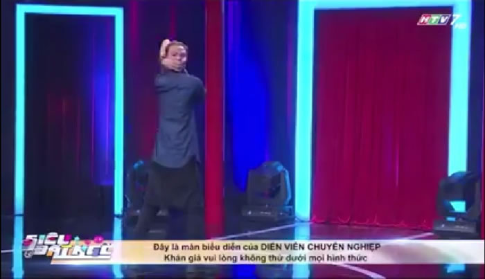 柬埔寨NTV 7电视台版《中国达人秀》:男子用手扭头180度后又回正