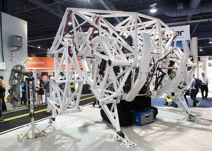 科技展中的“机械架”成全场焦点。