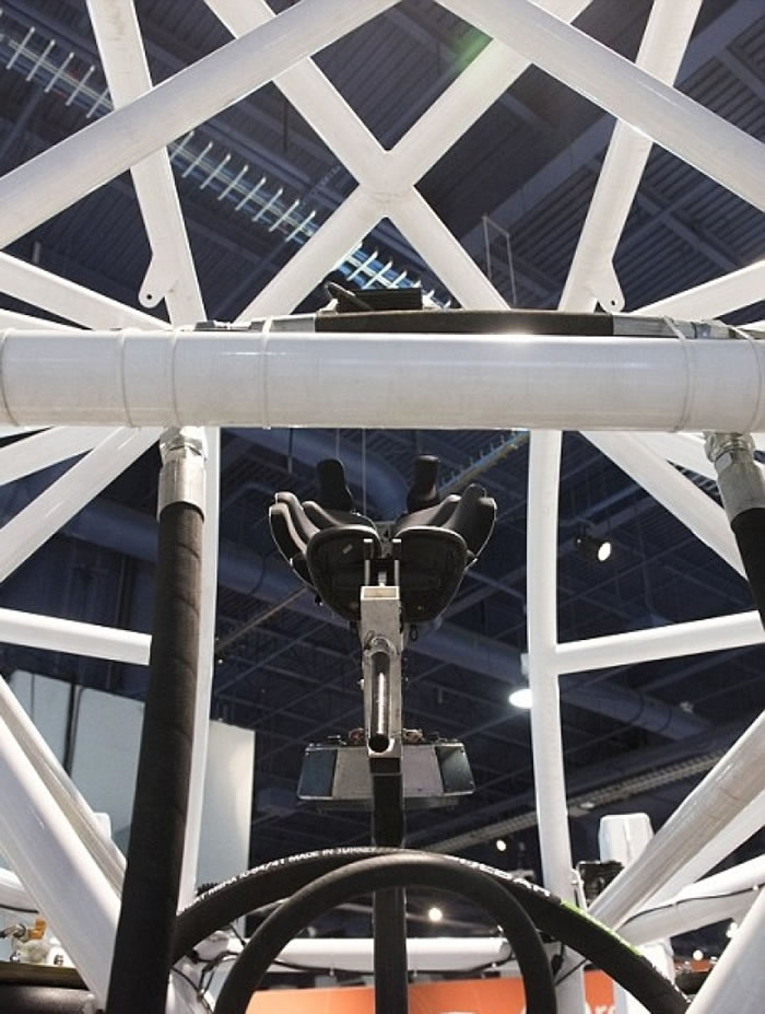 驾驶舱设在“机械架”之内。