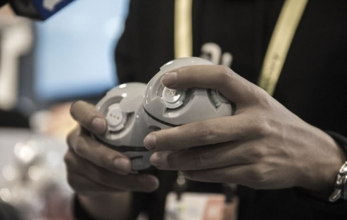 CellRobot外型由多个球体组成。