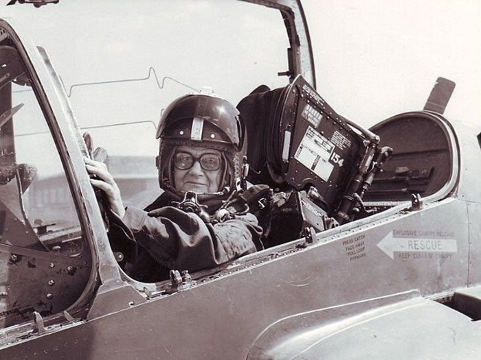 霍林沃思是资深的战地女记者。