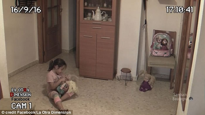 灵异片段?外国视频监控拍到洋娃娃会自己摇头摆脑