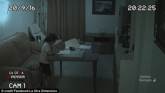 同一名女童在餐桌前画东西