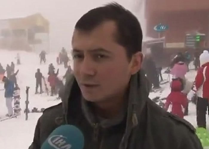 经理在雪崩发生时仍淡定接受访问。