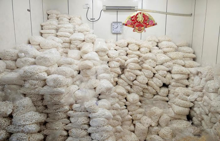 潭门有许多商店贩售着巨蚌制成的工艺品和珠宝。大部分的买家并不知道采集巨蚌需要破坏大量的珊瑚礁。 PHOTOGRAPH BY FARAH MASTER, REUT