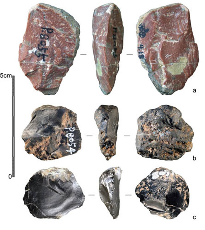 龙骨洞遗址发掘出土的石片(李浩供图)