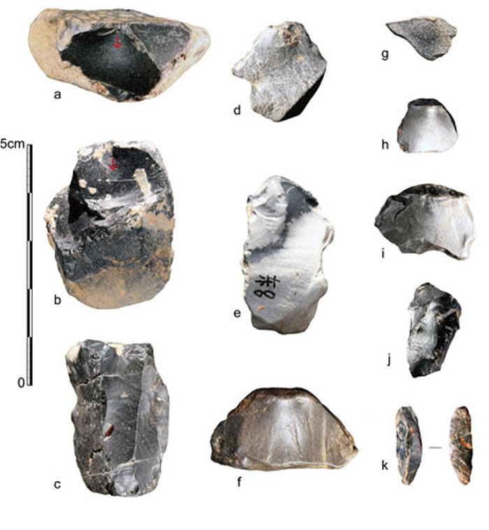 龙骨洞遗址发掘出土的石核和石片(李浩供图)