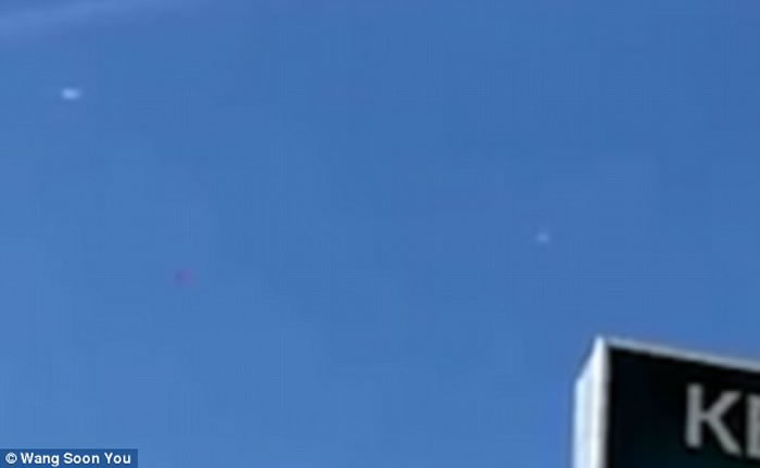 马来西亚槟城闹市上空出两个不明飞行物体(UFO)