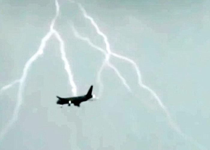 俄航客机遭闪电击中。