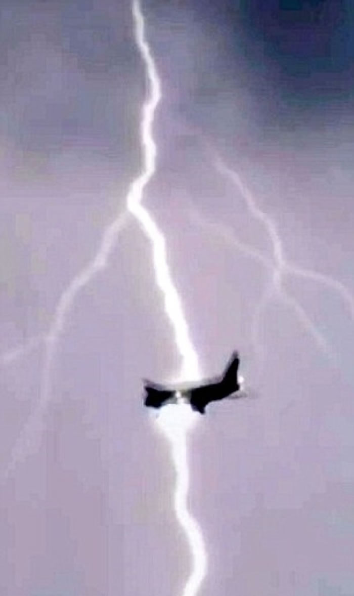 闪电看似“穿过”客机。