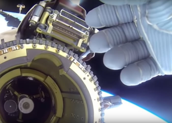 NASA新招!UFO飞过国际空间站时宇航员如来神掌挡镜头