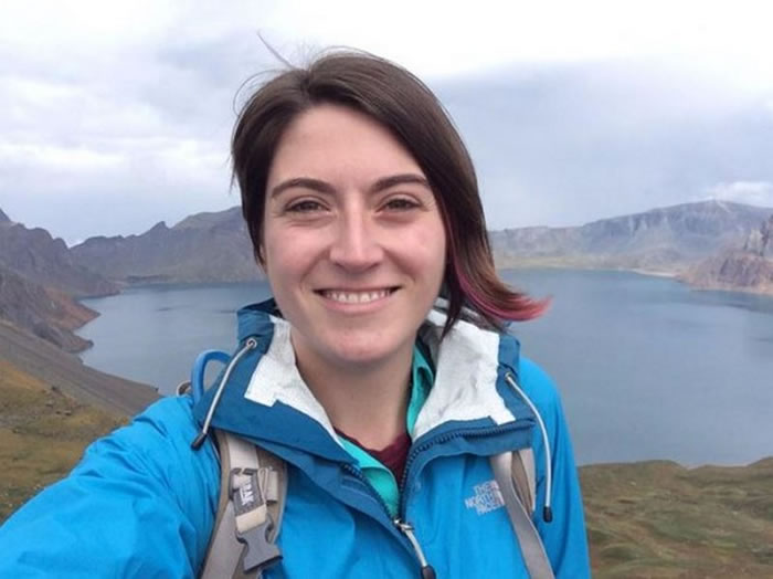 参与火山研究的科学家亚科维诺