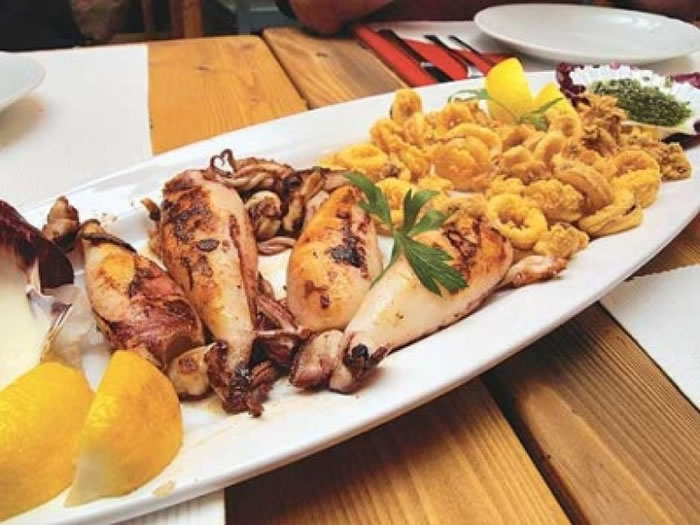 沿海地方可以选择如鱿鱼的海鲜菜式。