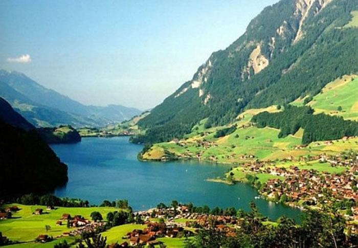 斯洛文尼亚到处都是山脉、湖泊,风光如画。