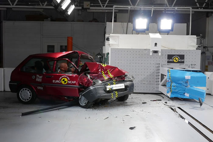 汽车安全在这20年间进步了多少?直接拿两部车来撞下去就知道!