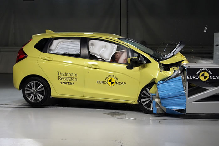 一样的测试条件,Honda Fit仍保持车室完整,加上气囊与气帘的保护,车上的人应该都能自行下车。