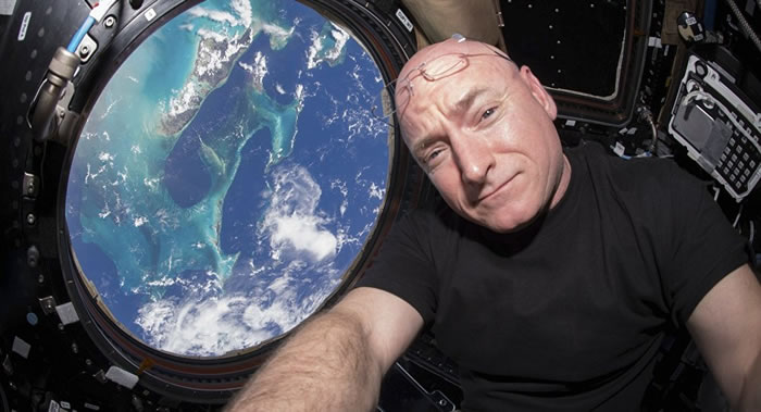 史考特在太空中生活340天,帮助科学家了解太空对人体的影响。